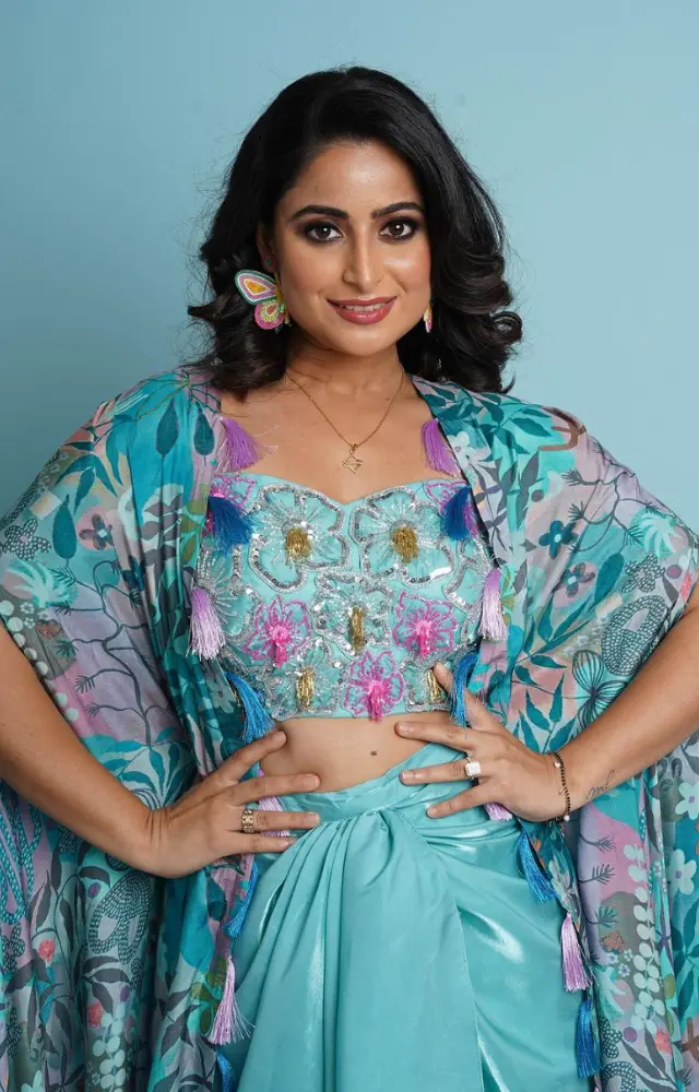The actress was dressed in a blue dhoti that was paired with an embroidered blouse, and she wore a matching shrug