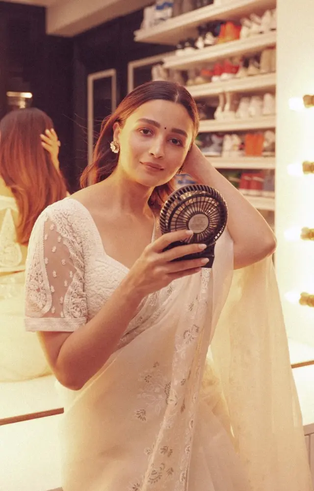 Alia Bhatt looked gorgeous in this white simple saree. It could be the ideal choice if you;re looking for something modest yet elegant