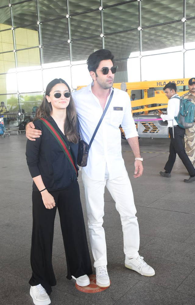 Alia Bhatt and Ranbir Kapoor`s Airport Style: A Perfect Blend of Glamour and Love