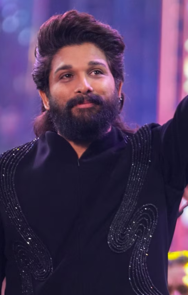 At 9:30 PM, Allu Arjun arrived with his security. The crowd surged, and his security allegedly pushed people, worsening the situation.