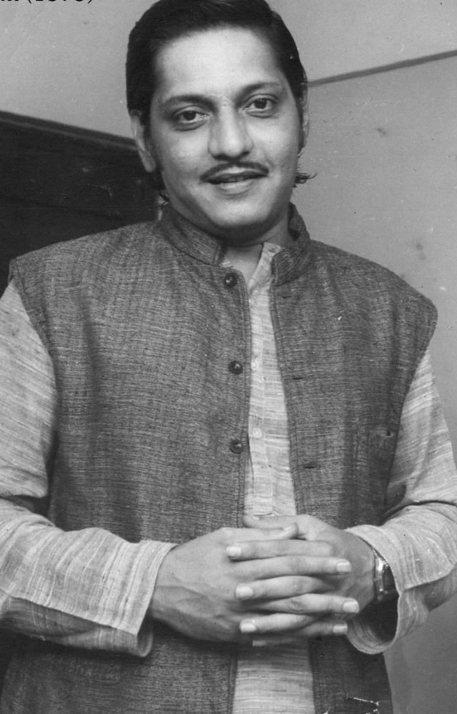 A delightful comedy of errors where Palekar shines as a dual-role expert, blending charm, wit, and innocence in Hrishikesh Mukherjee`s classic.