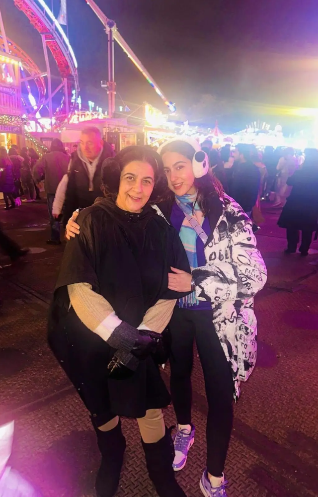 Recently, Sara celebrated Christmas with her mother in London