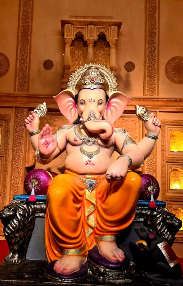 Founded in 1966 by workers in Andheri, it boasts one of the longest visarjan processions and attracts thousands of devotees with its stunning decorations.