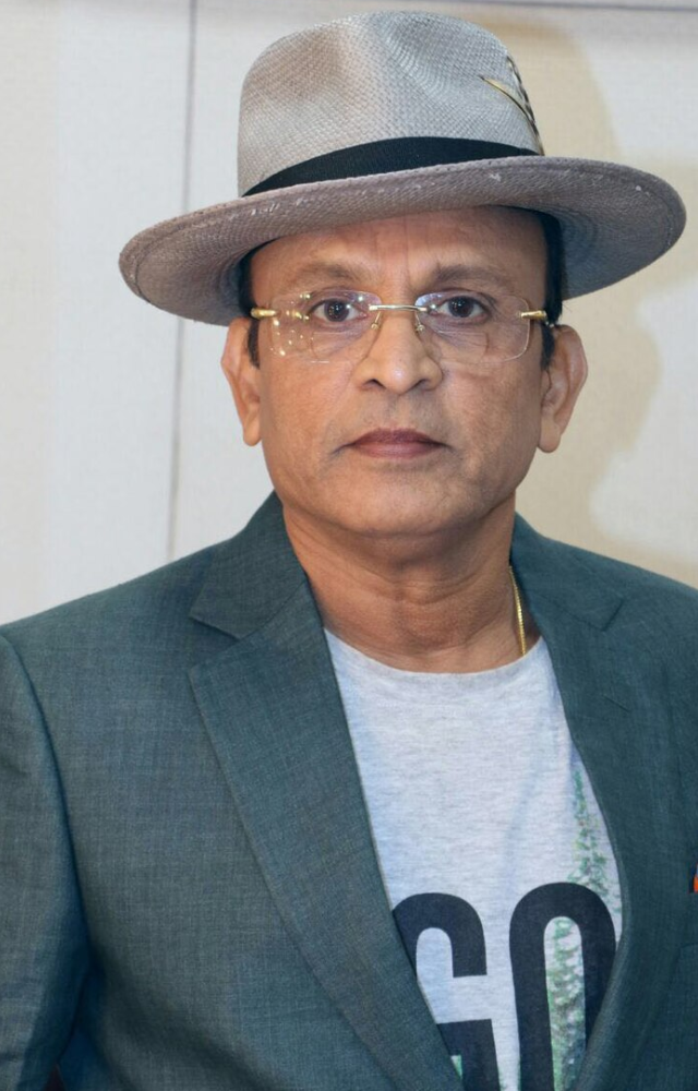 Annu Kapoor, He made his screen debut in the film 'Aadharshila' (1982) and his professional debut in Mumbai with the film 'Mandi'