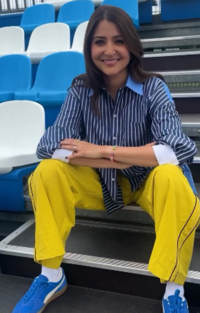 What`s inside Anushka Sharma`s Bag?