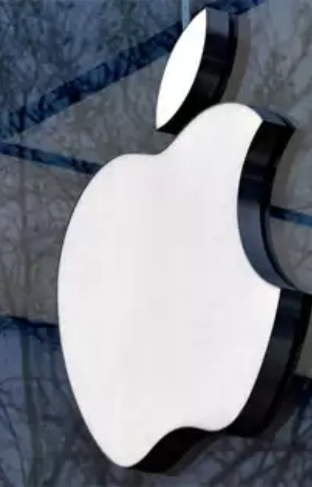 Apple Intelligence emphasizes notification management, prioritizing important messages. In Mail, priority sorting elevates time-sensitive emails 