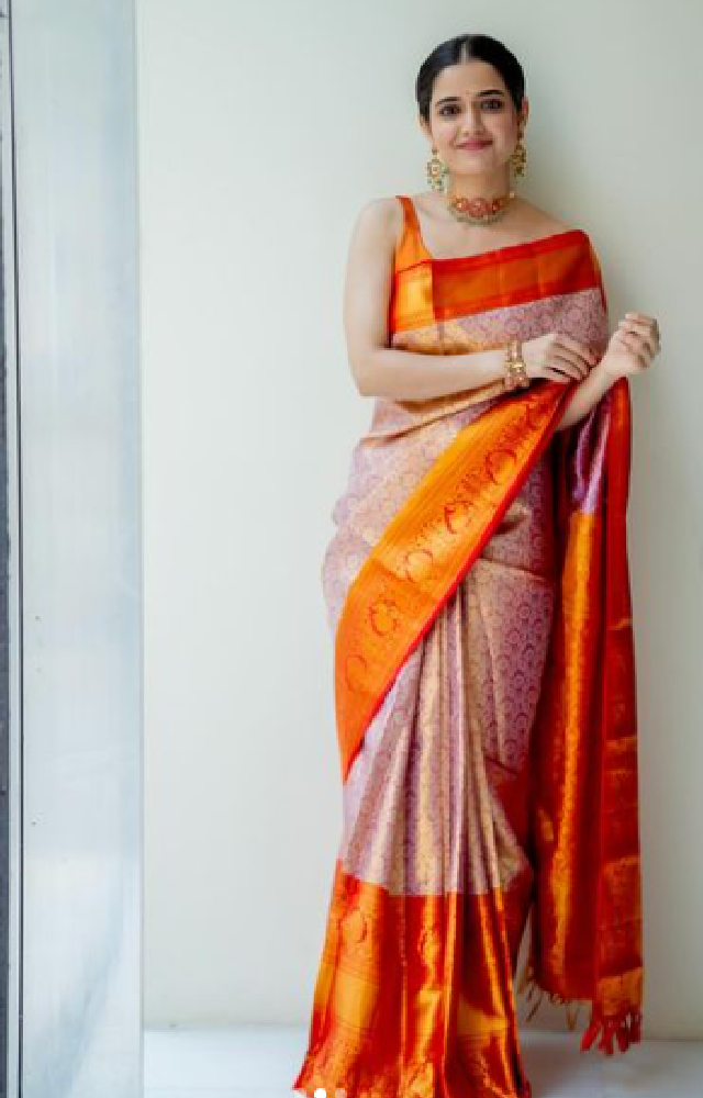 Ashika chose a classic silk saree with embossed borders, a timeless piece often found in one’s family heirloom collection.