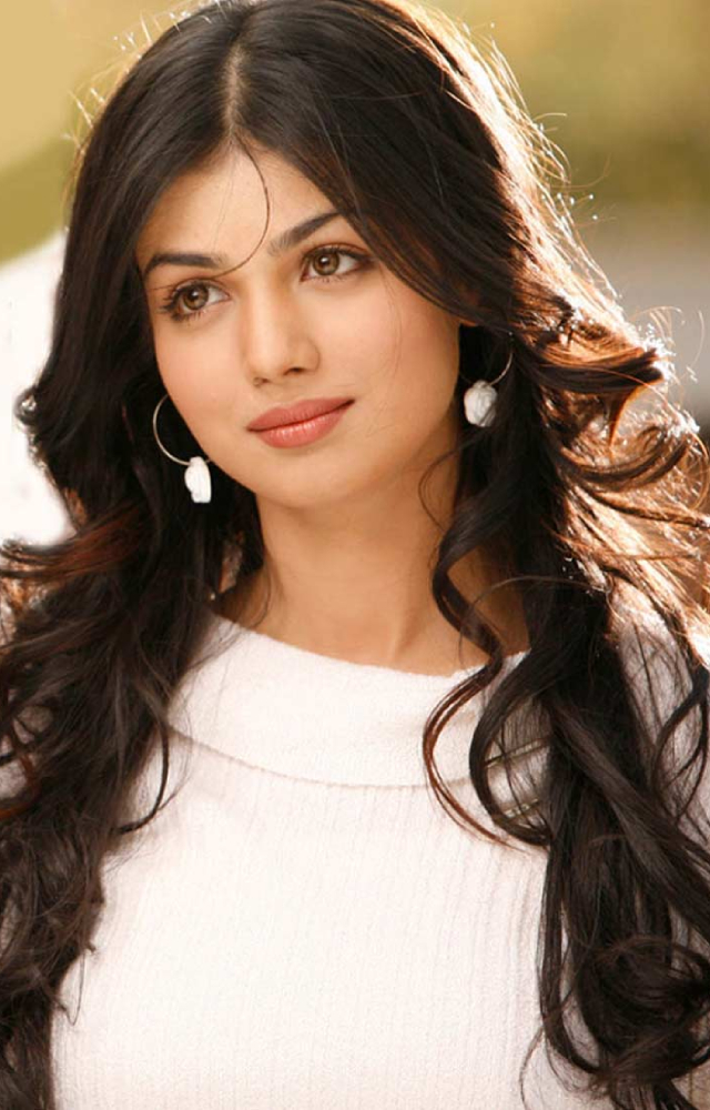 Once a popular actress in the early 2000s, Ayesha Takia is now married to a restaurateur, Farhan Azmi. She quit acting to focus on her personal life.