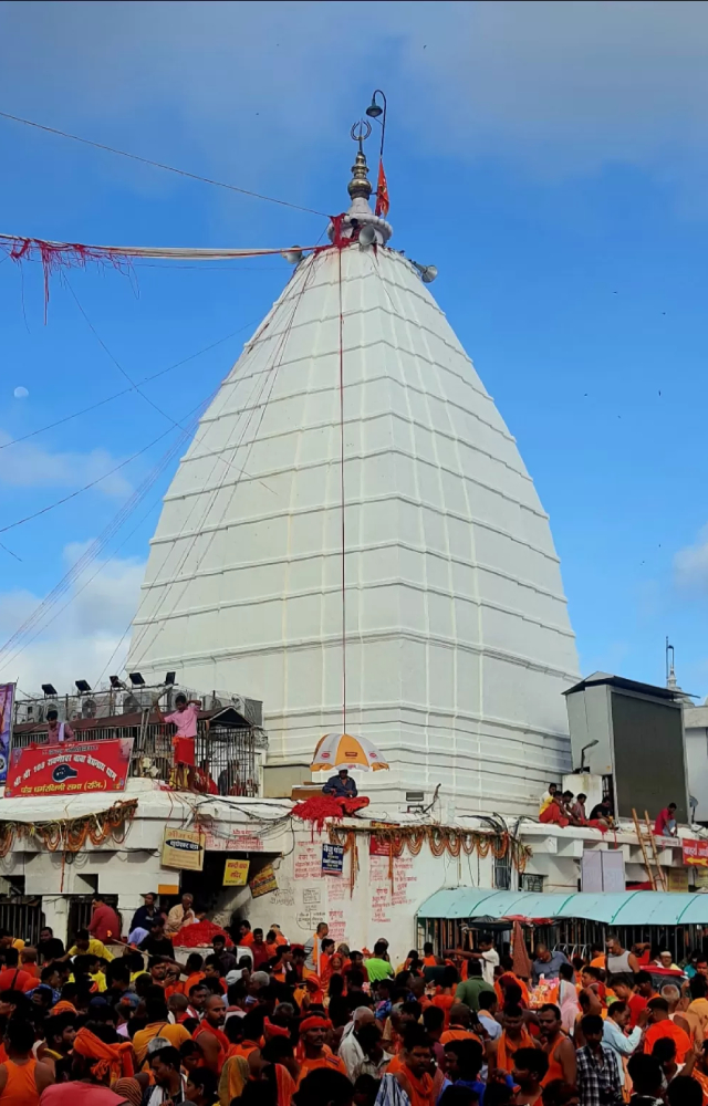 It is believed that Ravana offered his ten heads to Lord Shiva here as a sacrifice.

