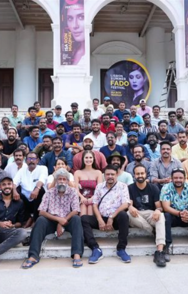  Mohanlal plays the titular role of Barroz. Other notable cast members include Pranav Mohanlal as Prince Abeel Maya as Isabelle, and Cesar Lorente Raton 