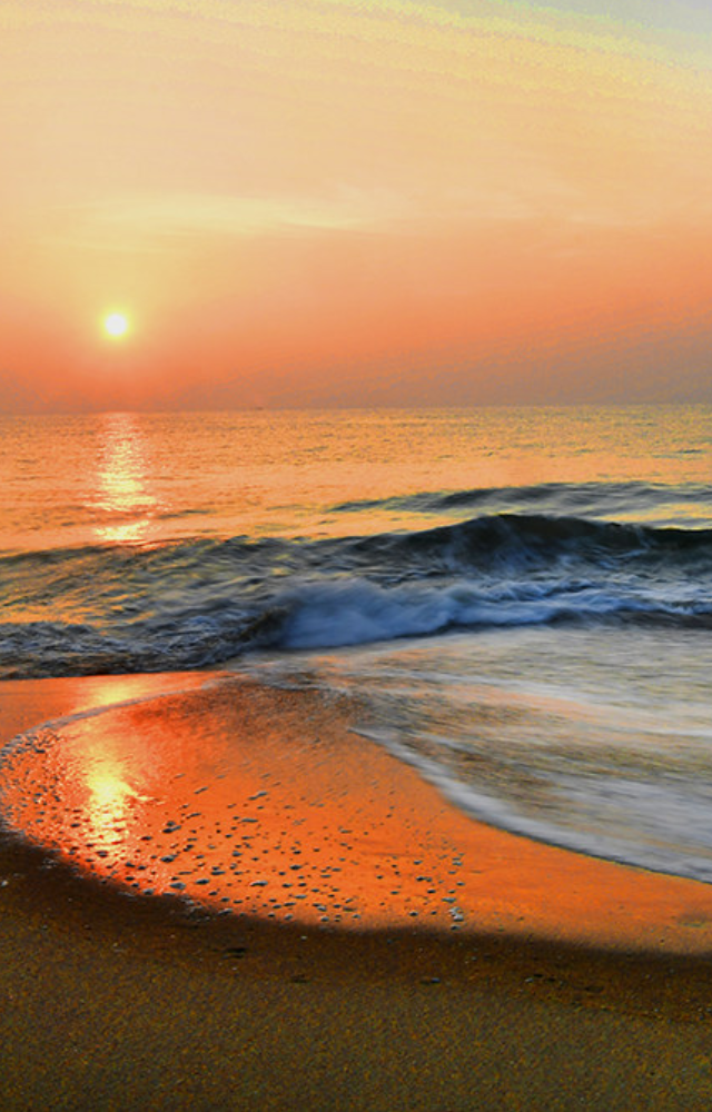 Stretching along the Bay of Bengal, Marina Beach is one of the longest urban beaches in the world. It’s a timeless symbol of coastal beauty 
