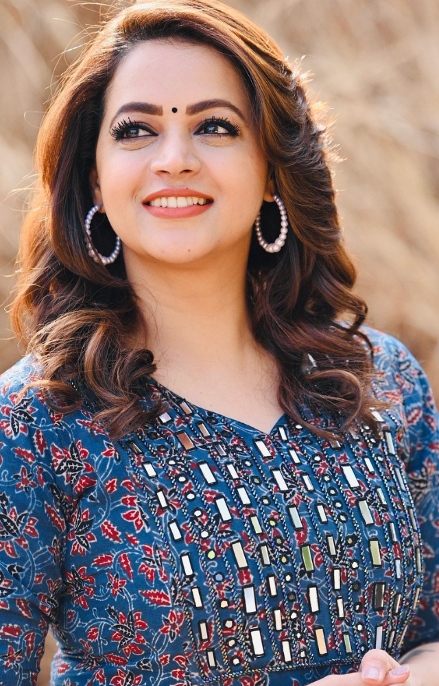 In this comedy-drama, Bhavana portrayed Anjana, a strong-willed woman who stands up against societal norms. Her performance was widely appreciated.