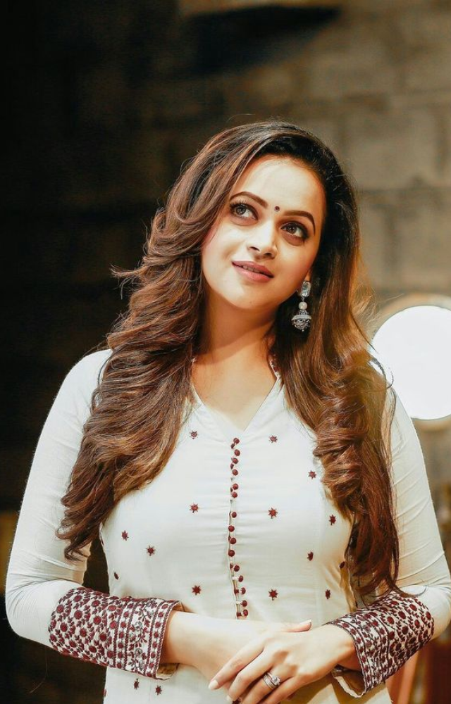 Bhavana played Meera, a spirited and independent character. The film’s lighthearted tone and her chemistry with Dileep made it a hit.