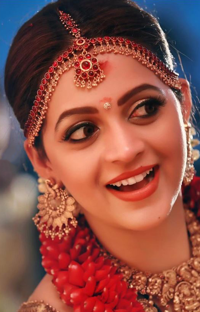 Actor Bhavana got married to Producer Naveen in a traditional ceremony attended by friends and close relatives at Thiruvambadi Temple