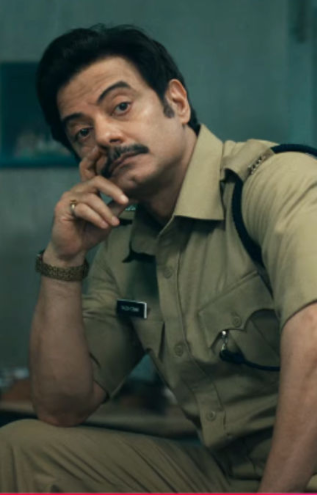 Black Warrant chronicles Sunil Gupta`s tenure, from naive rookie to seasoned jailer, maintaining his humanity amidst harsh realities.