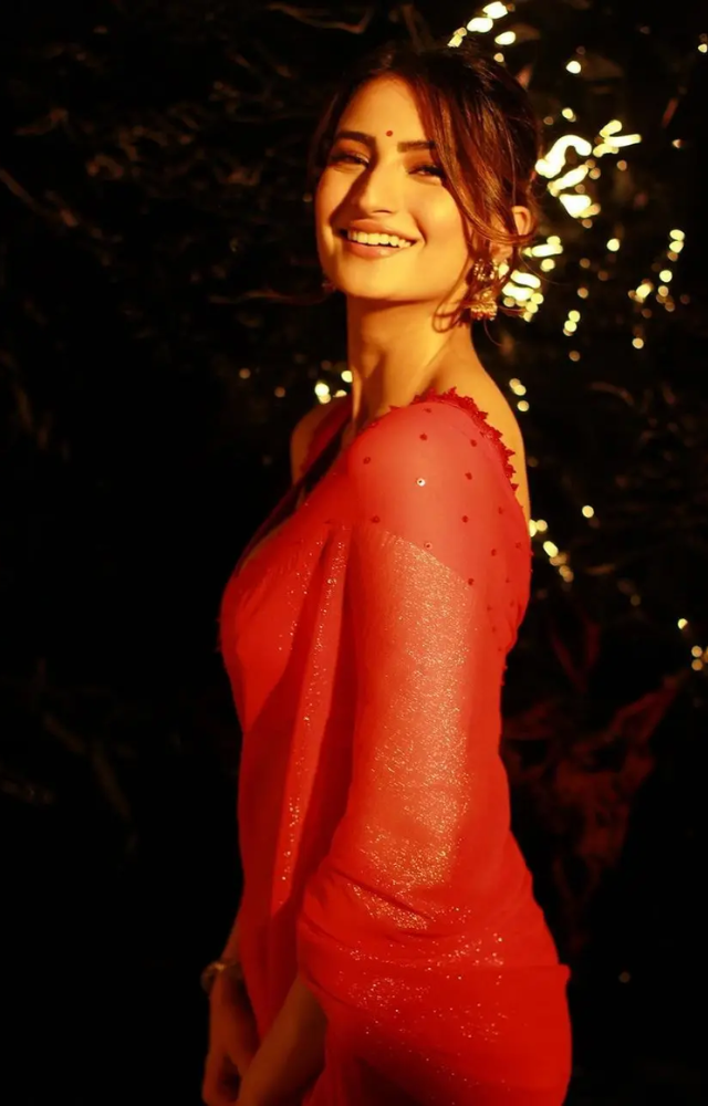 She paired it with a matching sleeveless blouse that had a plunging neckline.