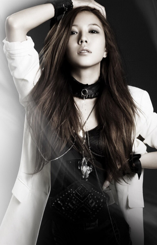 A vibrant, feel-good track that combines fantasy and empowerment, “Atlantis Princess” quickly became a fan favourite and a K-pop anthem.