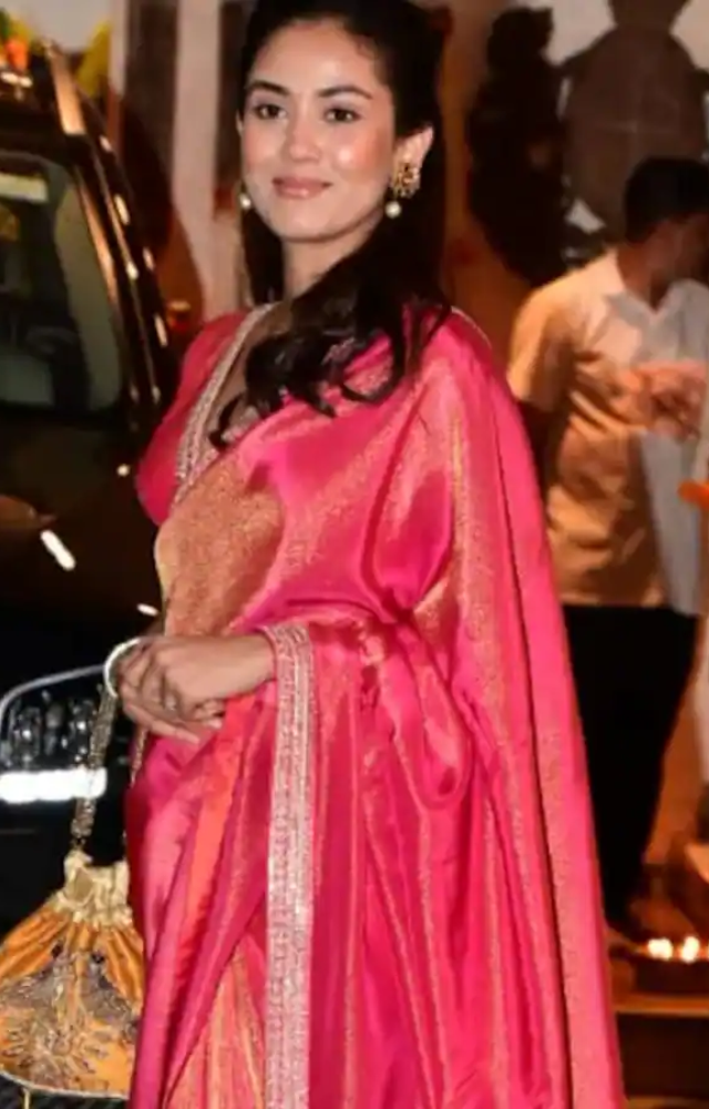 Shahid Kapoor`s wife, Mira Rajput, also looked lovely in a pink saree all decked up for the festivities.