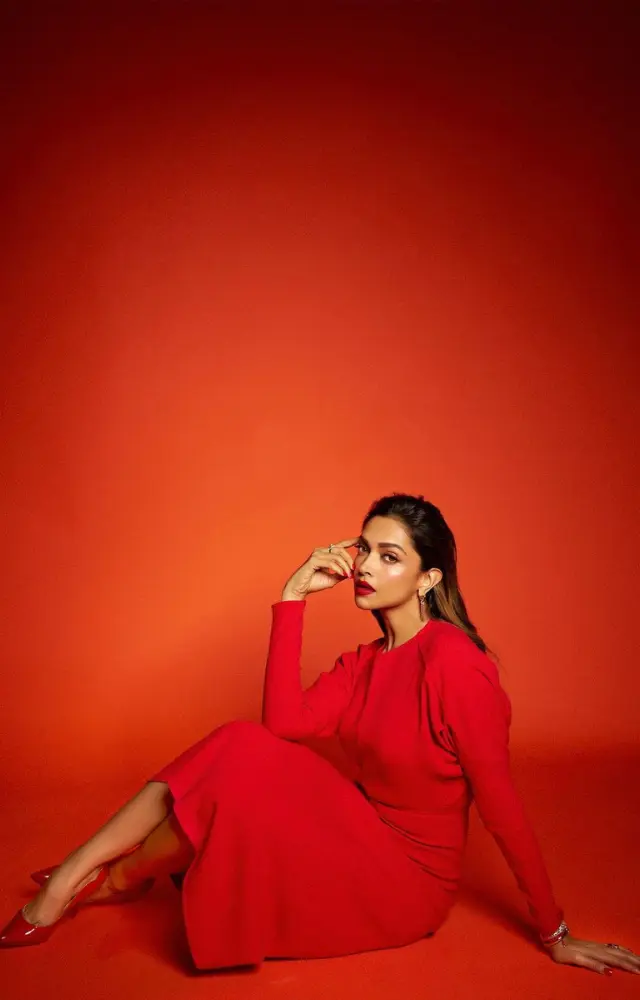 Deepika Padukone`s full-sleeve long dress, complimented by a bold red lip and matching stilettos, creates a mesmerizing all-red