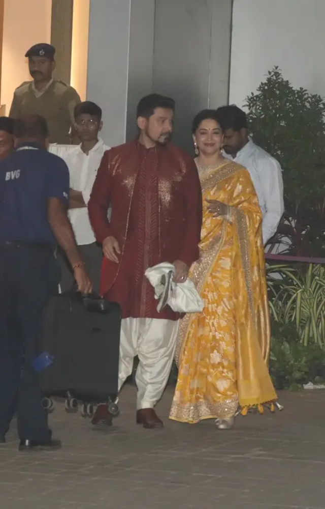 On Monday morning, several prominent Bollywood celebrities were seen at the Kalina airport to catch their flight to Ayodhya.