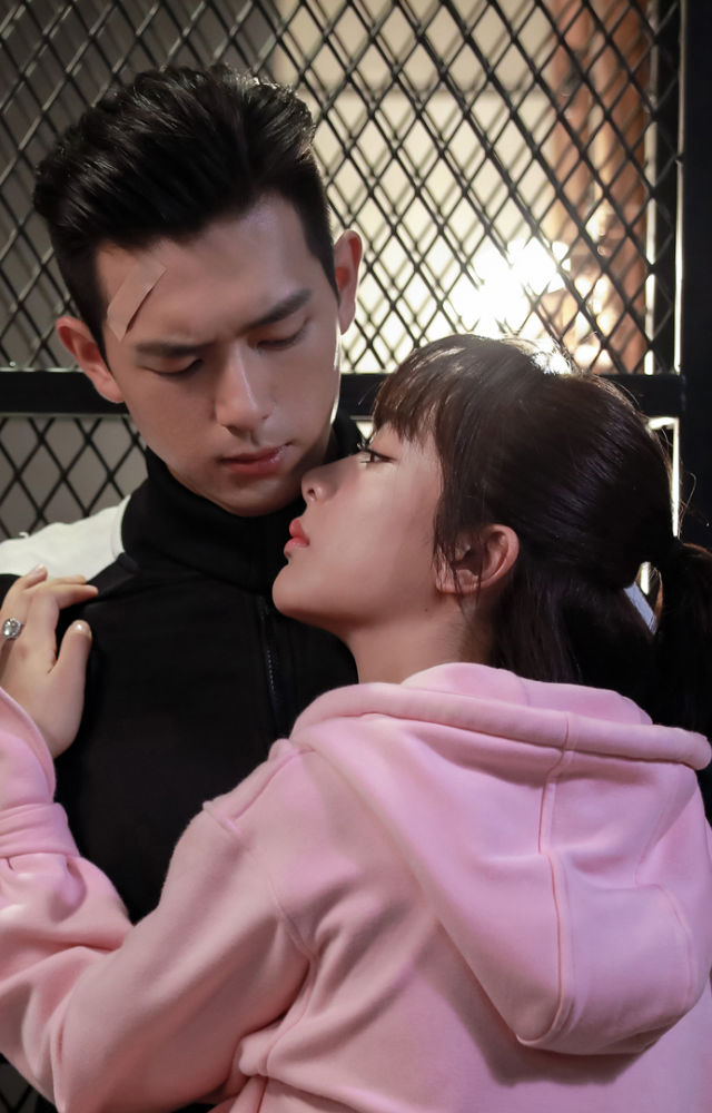 A cute singer falls for a legendary pro gamer. A popular modern rom-com blending sweet romance with the exciting world of competitive e-sports.