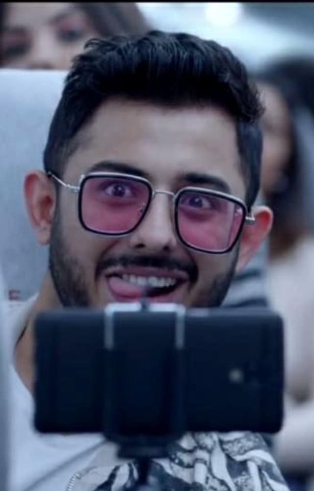 The Ajay Devgn - Amitabh Bachchan starrer featured YouTuber CarryMinati in a guest appearance as a flight passenger. He was seen in his typical element.