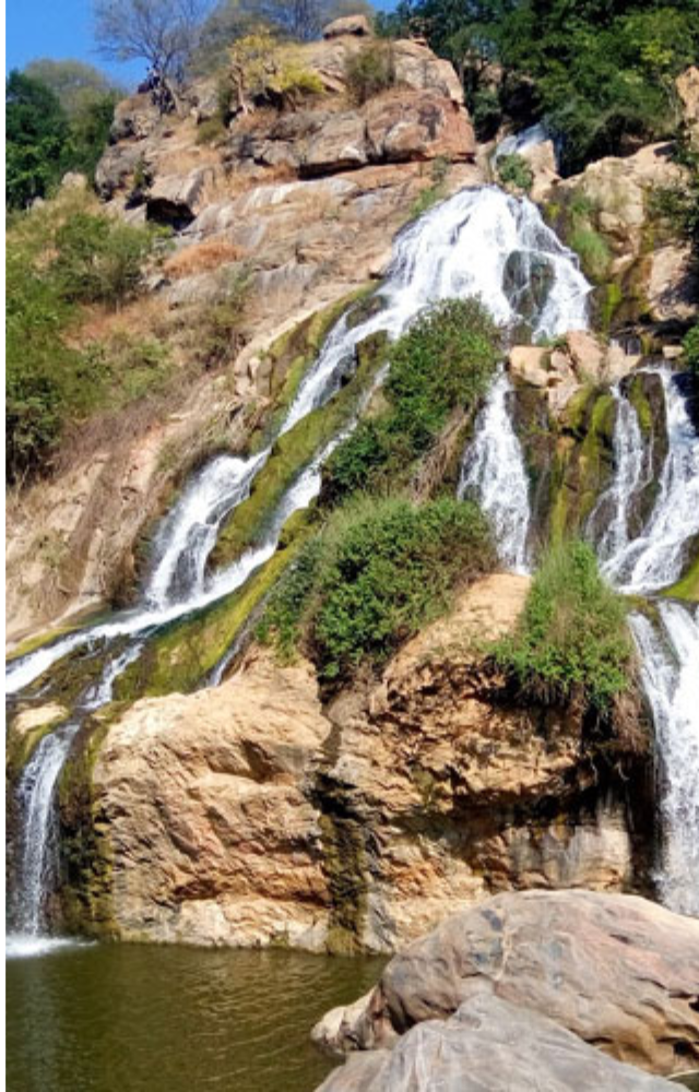 Located about 83 km from Bangalore, this waterfall is fed by the Arkavati River and is surrounded by lush greenery