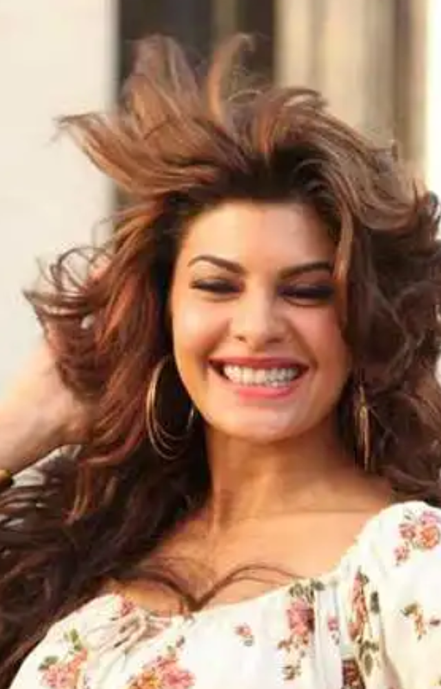 A peppy and catchy track where Jacqueline`s energetic performance steals the show.