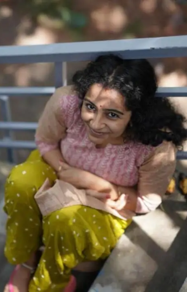 The film garnered rave reviews and was a box office hit, serving as a satire on gender stereotypes. Darshana`s portrayal of Jaya earned widespread acclaim 