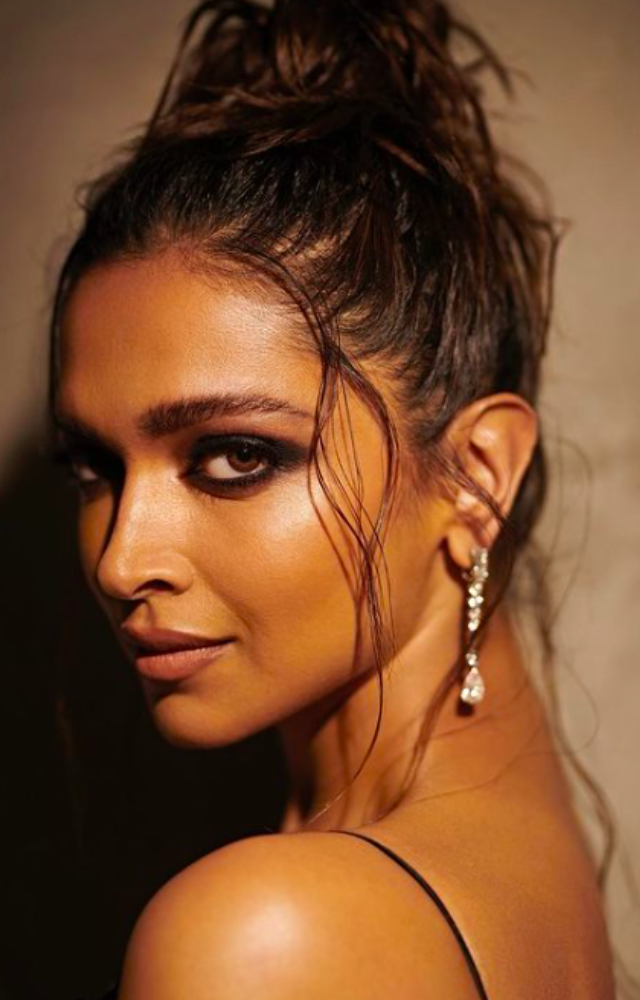 Deepika`s classic black smokey eyes paired with a glamorous black dress is a timeless red-carpet favorite.