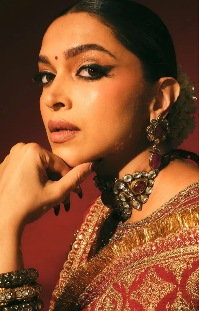 Deepika`s traditional look with jet-black kohl on her upper and lower lash lines perfectly complements her ethnic outfits.