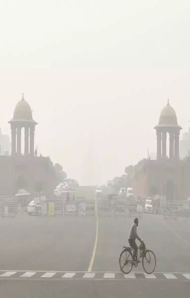 The high density of traffic results in significant emissions of pollutants, including PM2.5 and PM10, worsening air quality in Delhi.