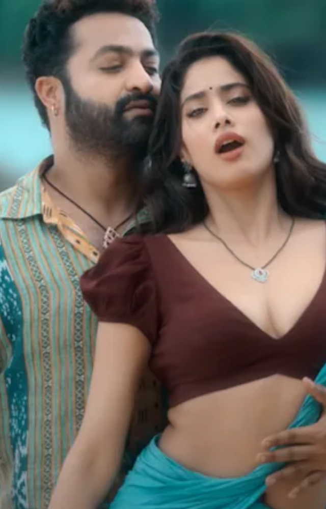 The song’s gentle, upbeat rhythm closely mirrors the style of “Tera Ban Jaunga” from Kabir Singh, creating a similar mood and feel with its melodic beats.