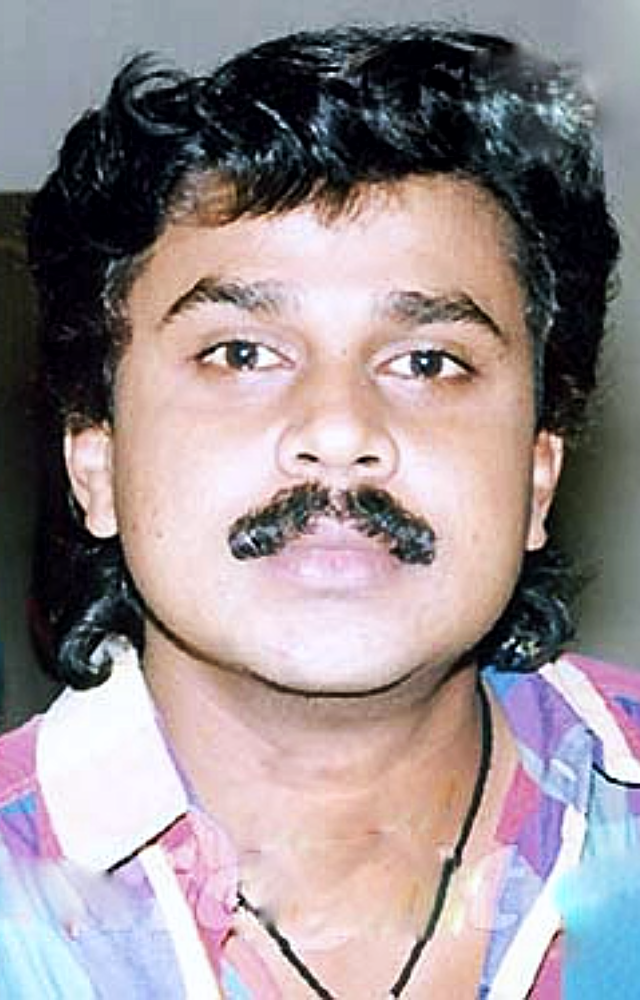 Before becoming an actor, Dileep started his career as a mimicry artist. He honed his skills by mimicking various personalities and entertaining audiences.