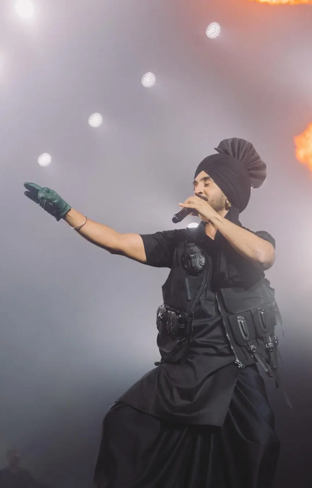 The singer always manages to catch our fancy by adding his unique twist to anything he wears. Even in this all black ensemble, he manages  to stand apart.