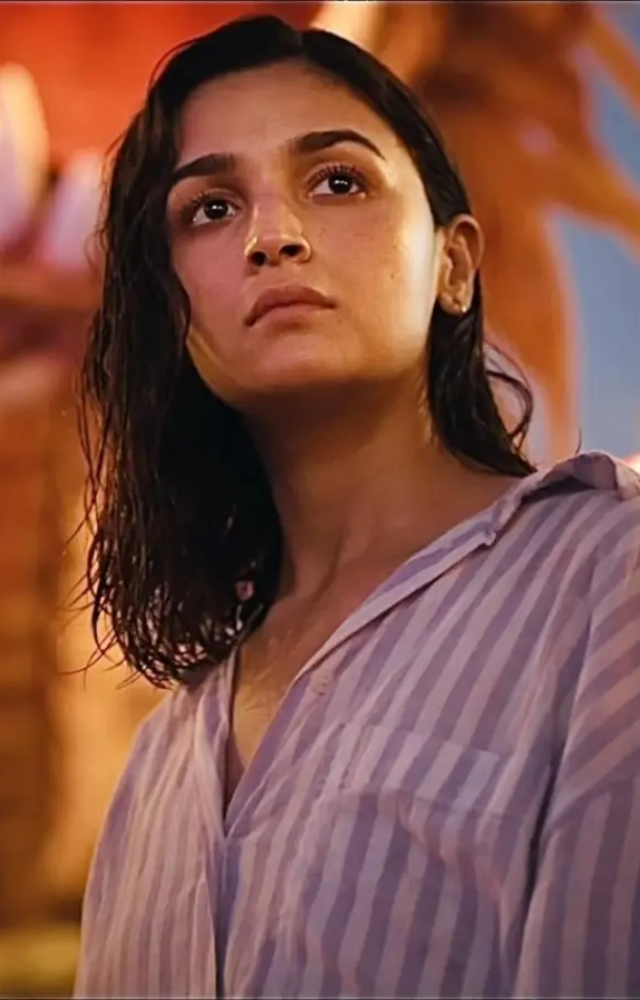Divya posted on Instagram, claiming, 'Theatre was totally empty.' She implied that Alia was deceiving audiences with manipulated ticket sales.