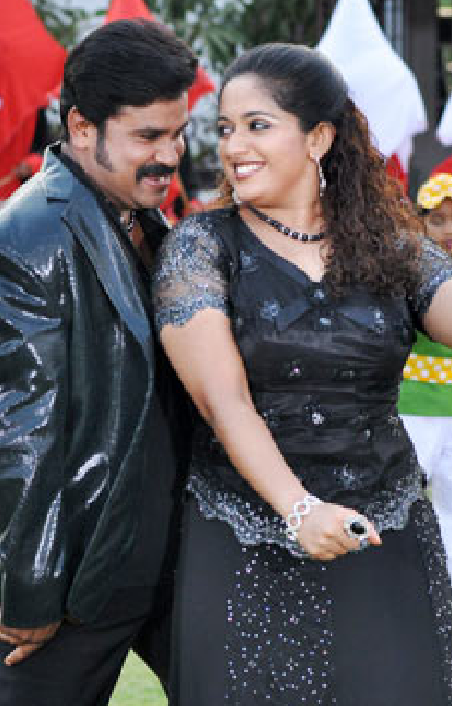 In this Lal Jose-directed film, Kavya Madhavan played Radha, who falls in love with Mukundan. It marked Kavya’s debut as a lead actress.