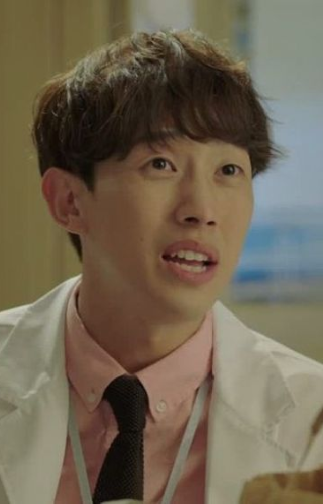 Kang Ki-young plays Kang Suk-beom, Oh Yeon-joo`s quirky and humorous colleague, providing comic relief in a suspenseful storyline.