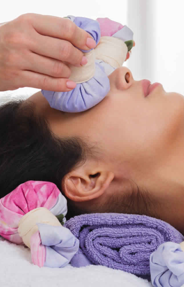 Apply warm compresses. This helps unblock oil glands in your eyelids, allowing them to produce more tears and improve tear quality.