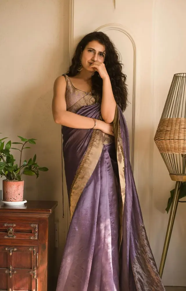 Her shiny curls and open tresses make this look exquisite. Fatima looks dazzling in this purple saree, and this look is a must this Eid to get the house talking