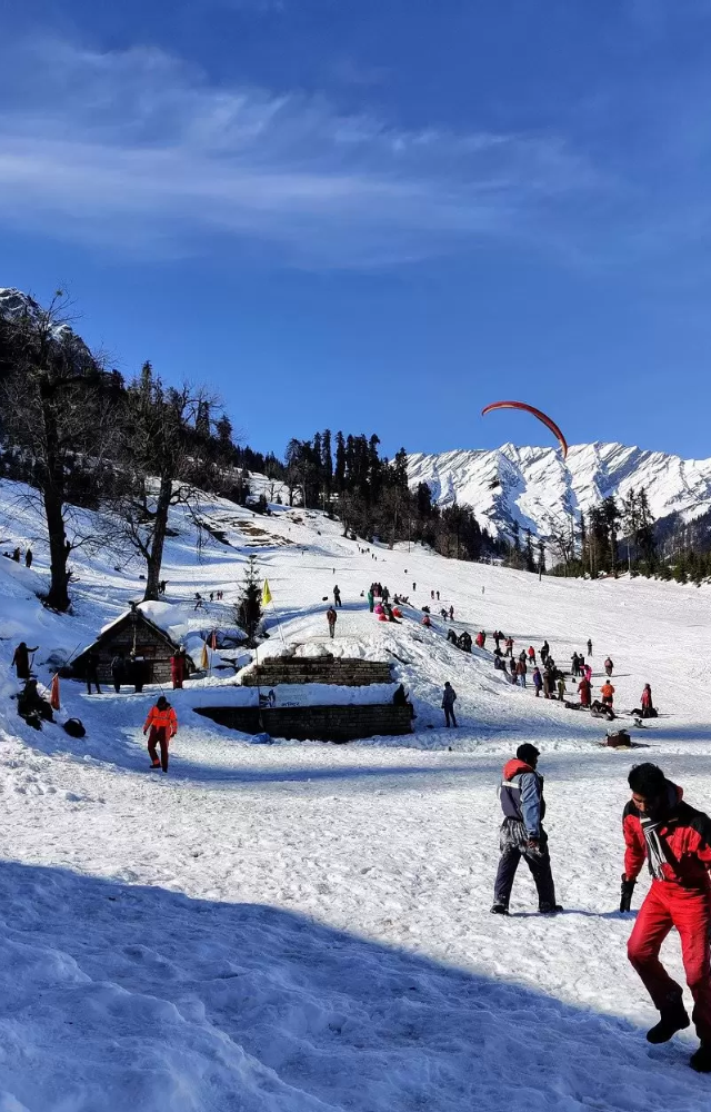 Perfect for mountain enthusiasts, Manali boasts snowy landscapes, crisp air, and cozy bonfires, making it an ideal spot to ring in the New Year.