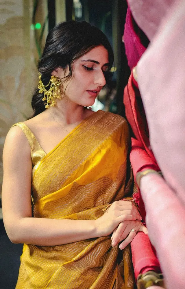 In her ‘nazakat’ era, Fatima looks like a vision in a mustard-coloured saree paired perfectly with a matching sleeveless blouse
