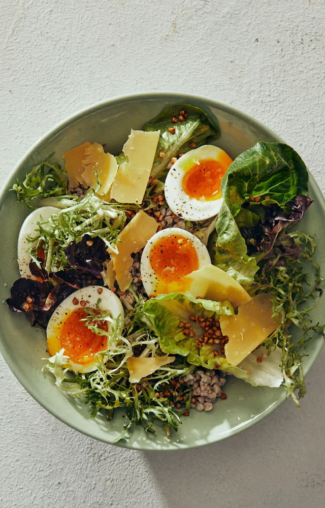 Eat a fiber-rich breakfast like oatmeal topped with berries and chia seeds, boiled eggs, idli, moong dal chilla, etc., to feel satiated.