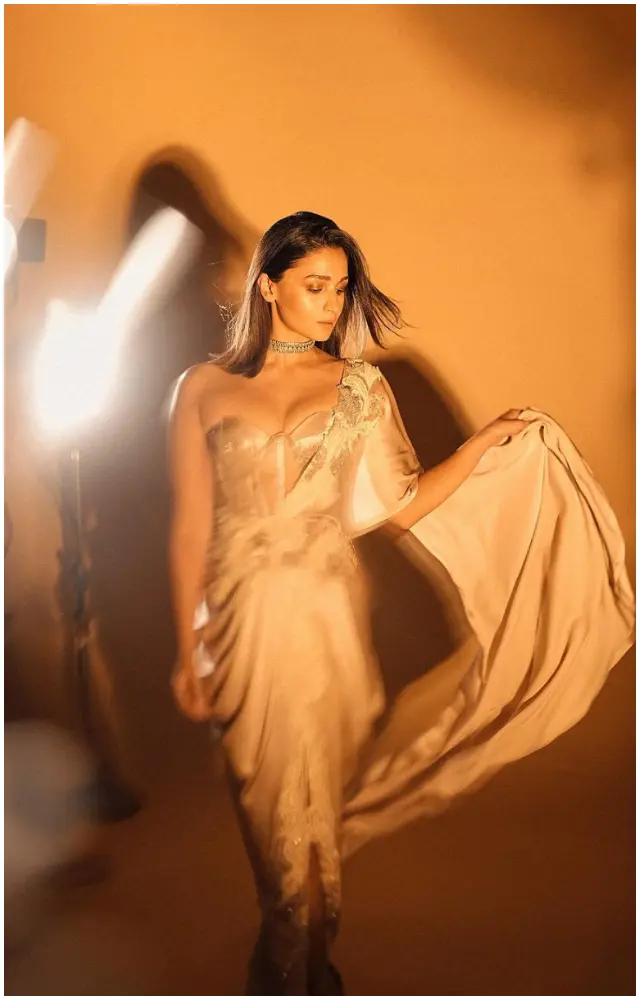 The young and dynamic Alia Bhatt has not shied away from embracing sarees at the Filmfare Awards. She won the best actress award at the event.