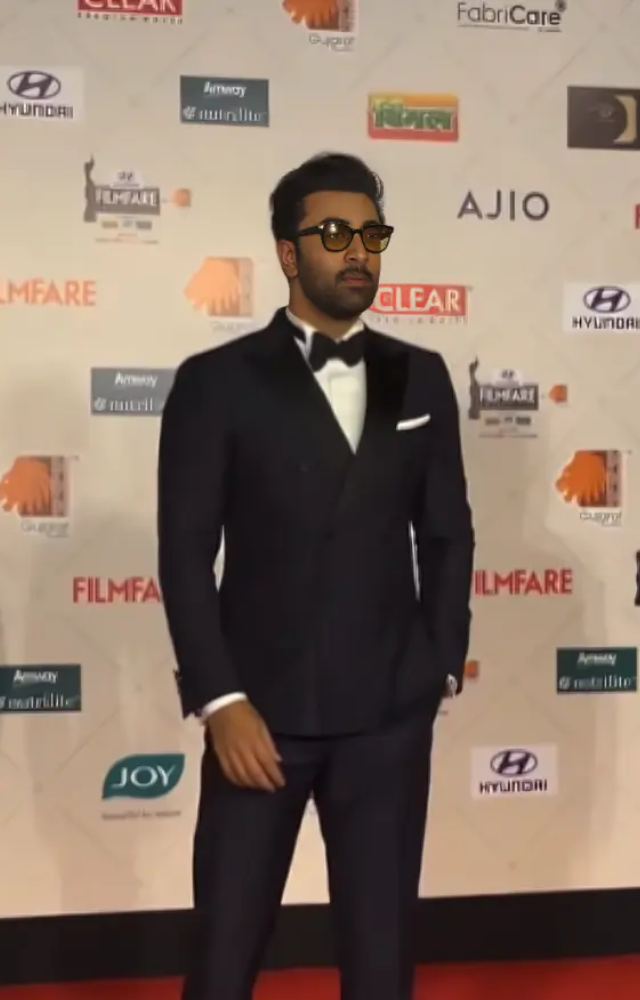 Ranbir Kapoor made a stylish entry at the Filmfare Awards 2024 in his classic yet suave tuxedo. The actor took home the Best Actor award!