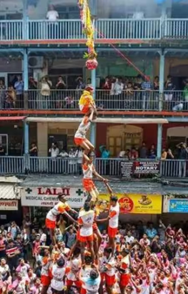 The G.S.B. Mandal, traditionally known for its grandeur during Ganesh Chaturthi, also hosts an impressive Janhmashtami celebration that you cannot miss.