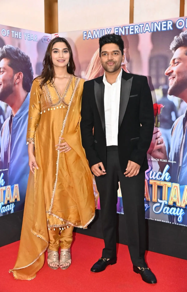 Lead pair of Kuch Khatta Ho Jaay- Saiee Manjrekar and Guru Randhawa look stunning together as they pose for the paparazzi.