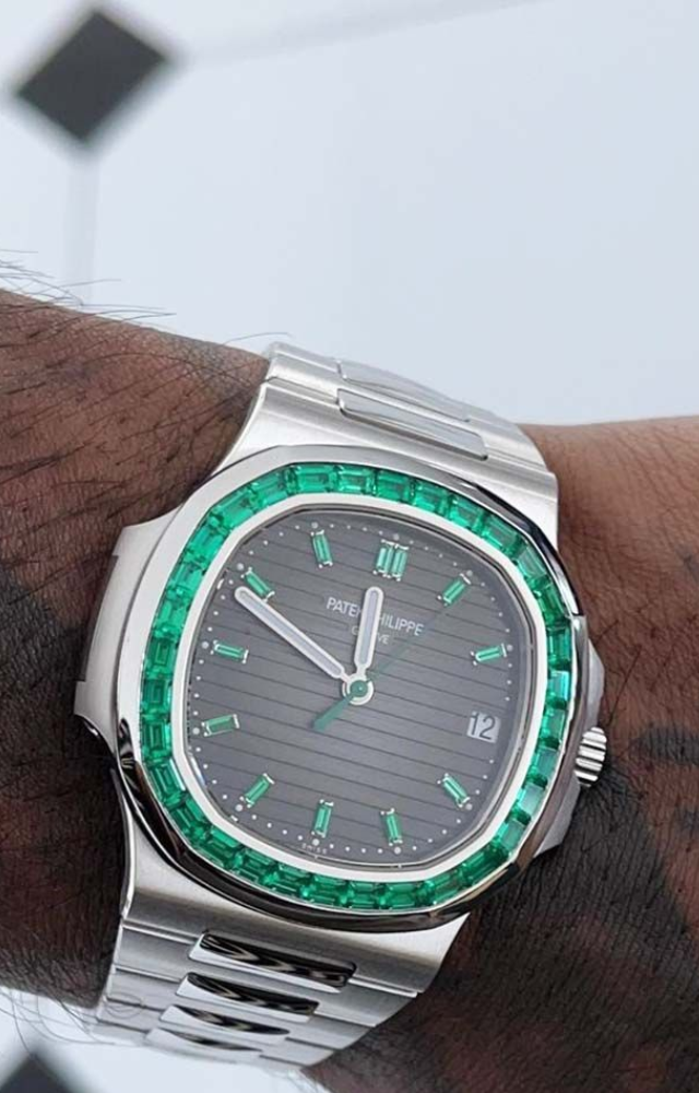 A rare masterpiece adorned with green emeralds, priced at 1.5 crore.
