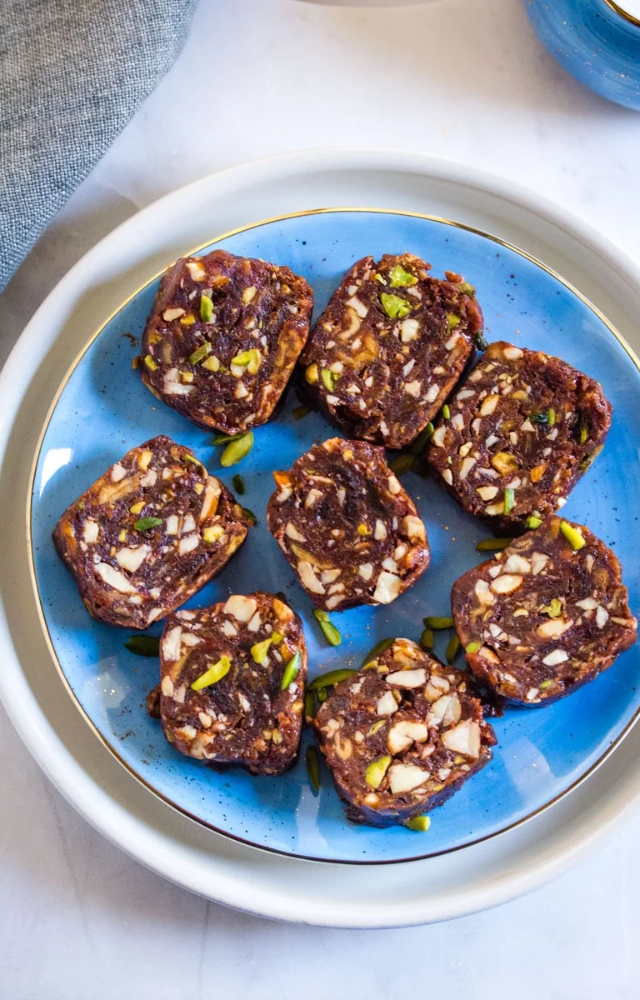 These are naturally sweet and packed with energy. Blended dates provide sweetness, while nuts offer healthy fats and protein.