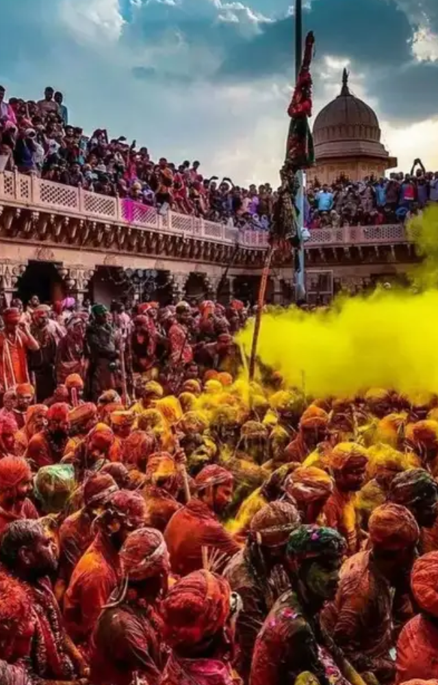 Known as the birthplace of Lord Krishna, these towns host week long Holi celebrations, including the famous Lathmar Holi in Barsana and Nandgaon. 